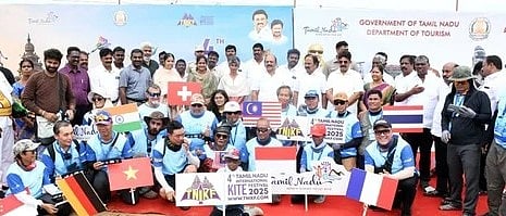 சா்வதேச பட்டம் விடும் திருவிழா: அமைச்சா்கள் தொடங்கி வைத்தனா்