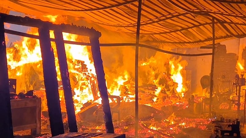 கடையில் தீ விபத்து பொருள்கள் எரிந்து சேதம்