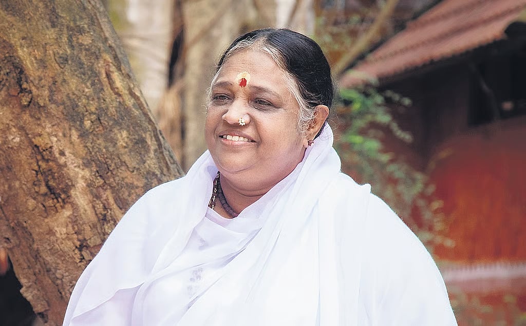 அம்மாவும் அவர் தொண்டும் - மனிதத்தின் மீதான எல்லையற்ற அன்பு, உலகளாவிய ஓர் ஆன்மிக ஒளி!