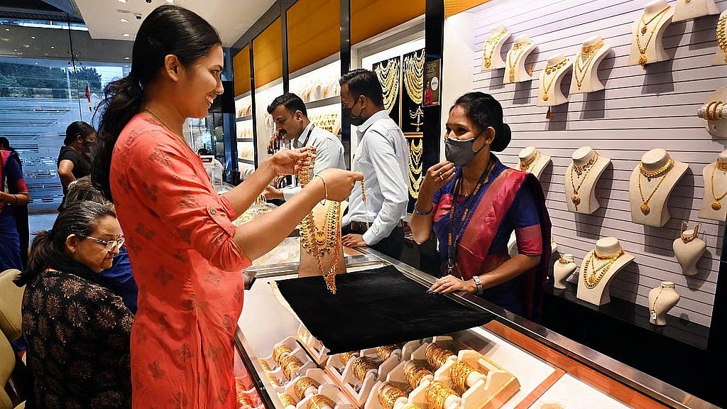 தங்கம் விலை சவரனுக்கு ரூ. 7,600 குறைவு! வெள்ளியும் அதிரடி குறைவு..!