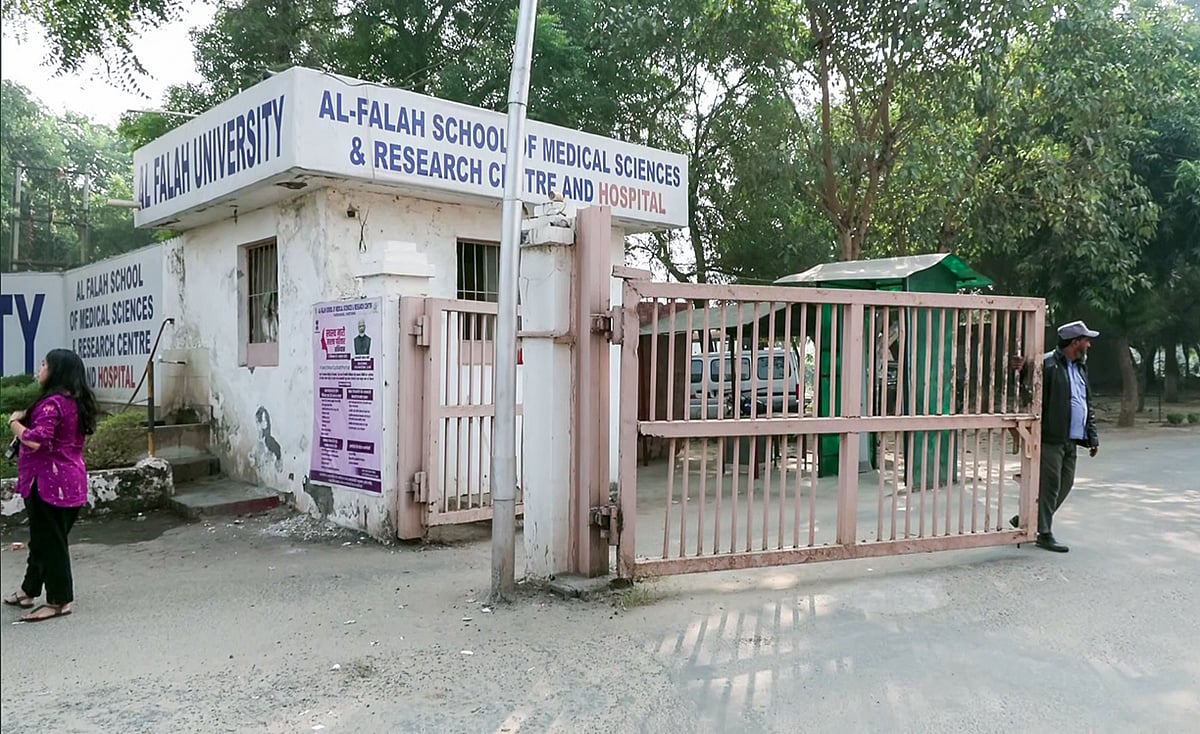 தில்லி குண்டுவெடிப்பு: அல்-ஃபலாவில் மருத்துவா்களின் விவரங்களை காவல் துறை மூலம் சரிபாா்க்காமல் நியமனம்