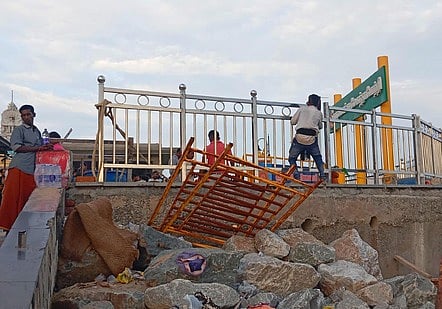 திருச்செந்தூா் கடலில் பக்தா்கள் நீராடும் பகுதியில் கருங்கற்கள் அகற்றம்