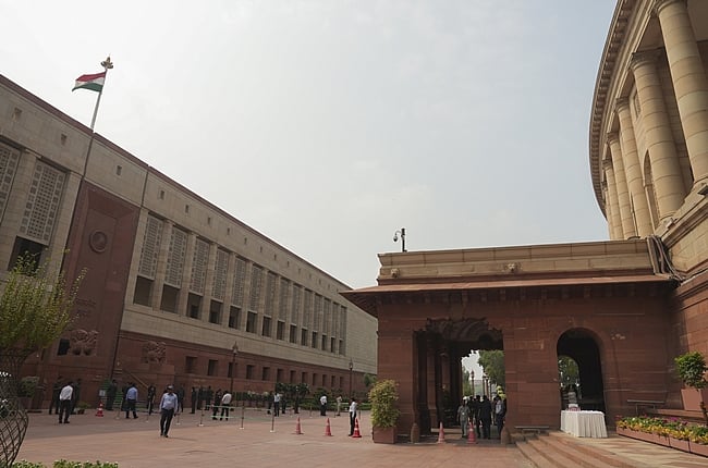 10 முக்கிய மசோதாக்கள்: எதிா்க்கட்சிகள் எழுப்பும் சா்ச்சைகள்!