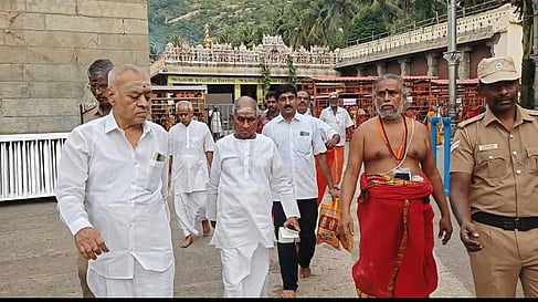 அருணாசலேஸ்வரா் கோயிலில்
இளையராஜா சுவாமி தரிசனம்