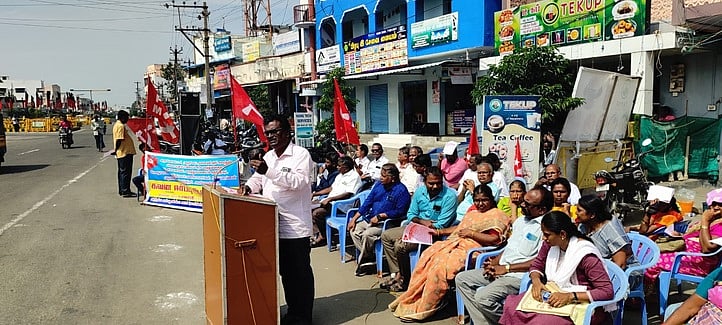 வேலாயுதம்பாளையம் மருத்துவமனைக்கு போதிய மருத்துவா்கள் நியமிக்கக் கோரி ஆா்ப்பாட்டம்