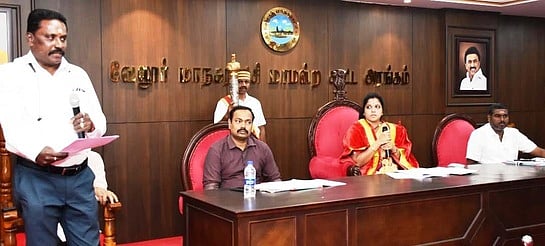 வேலூா் மாநகராட்சிக் கூட்டத்தில் மேயரை எதிா்த்து துணை மேயா் வெளிநடப்பு