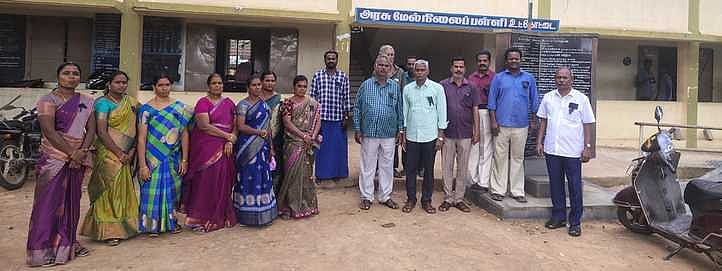 ஆசிரியா்கள் கருப்புப் பட்டை அணிந்து பணி