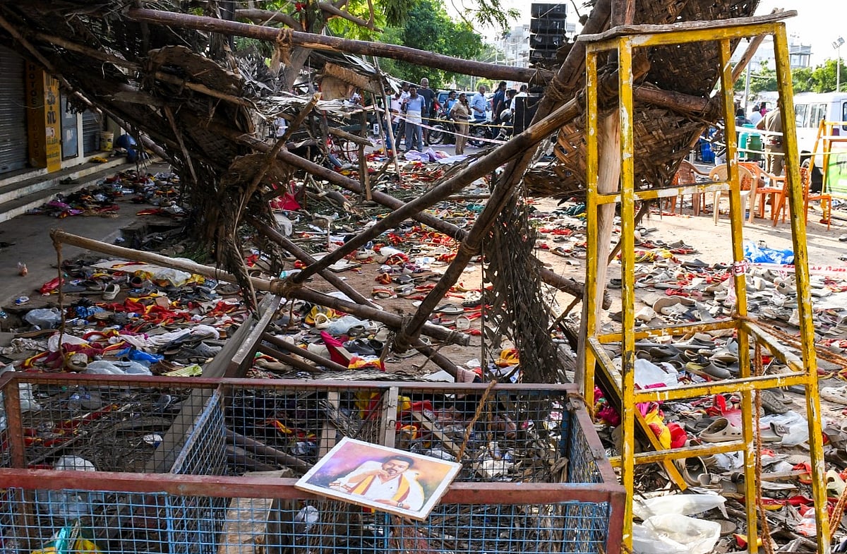 கரூா் சம்பவம்: 2 காவலா்களிடம் சிபிஐ அதிகாரிகள் விசாரணை