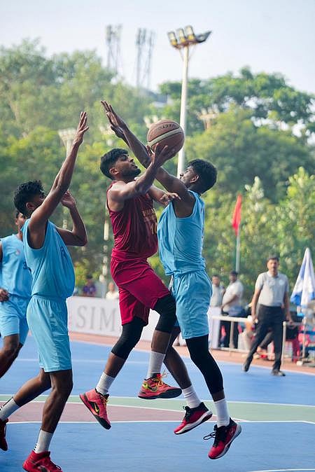 தென்மண்டல பல்கலை. கூடைப்பந்து: அரையிறுதியில் பாரதியாா், எஸ்ஆா்எம், ஜெயின், கிறிஸ்ட் அணிகள்