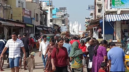 அரையாண்டு விடுமுறை: வேளாங்கண்ணியில் குவிந்த சுற்றுலாப் பயணிகள்