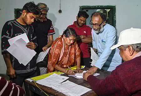 மேற்கு வங்கம்: வாக்காளா் பட்டியலில் பெயா் சோ்ப்புப் பணி தற்காலிக நிறுத்தம்!