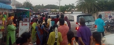 கடலூா் வெள்ளிக் கடற்கரையில்
குவிந்த பொதுமக்கள்