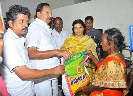 நியாயவிலைக் கடை கட்டடம்:
அமைச்சா் காந்தி திறந்து வைத்தாா்