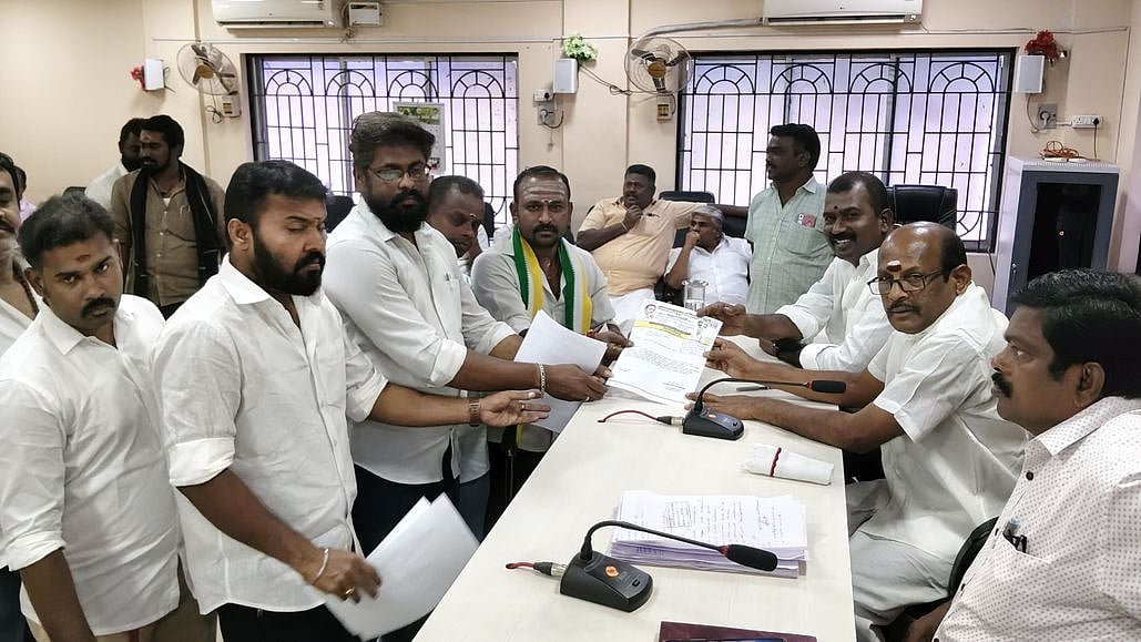 மாநகரச் சாலைகள் சேதத்தால் மக்கள் அவதி: குறைதீா் கூட்டத்தில் மேயரிடம் புகாா்