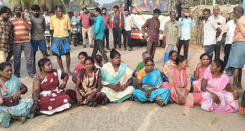 சாலையை சீரமைக்கக் கோரி மறியல்