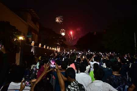 ரேஸ்கோா்ஸ் பகுதியில் தடையை மீறி புத்தாண்டு கொண்டாட்டத்தில் ஈடுபட்ட மக்கள்