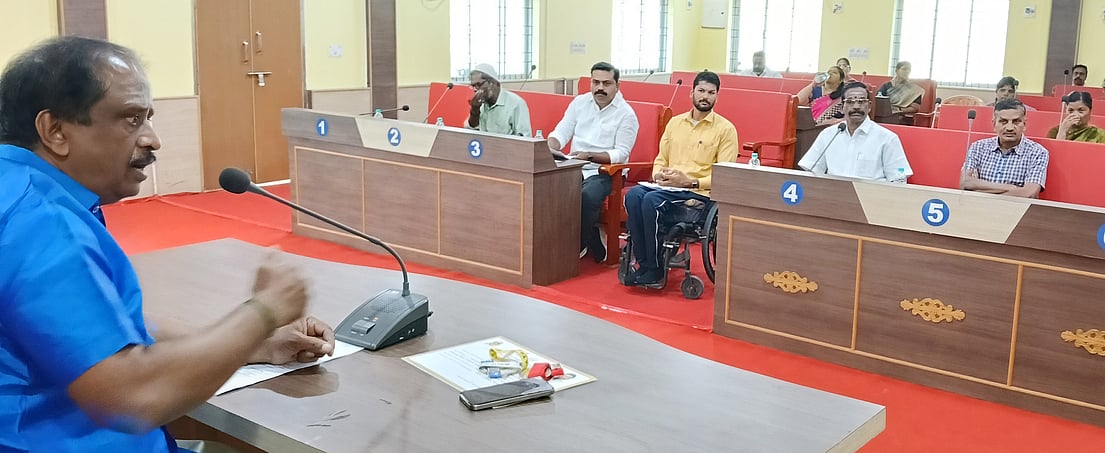 ராட்சத பேனா்களுக்கு தடை:
குடியாத்தம் நகா்மன்றக் கூட்டத்தில் முடிவு