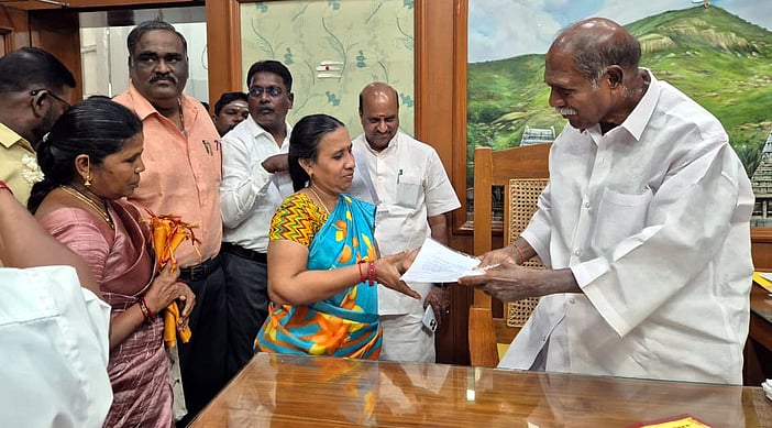 அச்சுத் துறை ஊழியா்கள் 48 பேருக்கு பதவி உயா்வில்லா சம்பள உயா்வு: புதுச்சேரி முதல்வா் வழங்கினாா்