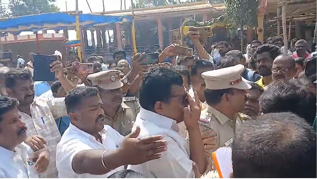 குச்சனூர் சனீஸ்வரன் கோயிலில் திமுக எம்.பி. தங்க தமிழ்ச்செல்வன் வாகனம் முற்றுகை!