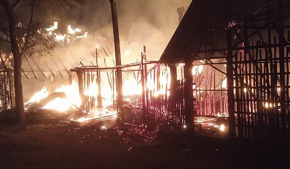 பலாப்பழ கிடங்குகள் தீப்பிடித்து எரிந்து சேதம்