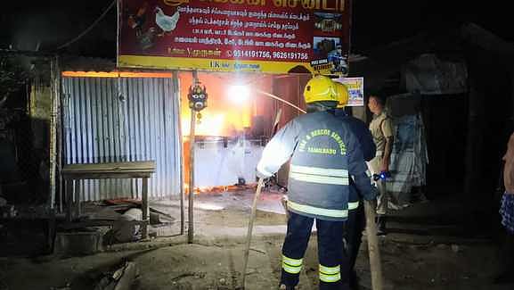 கோழிக் கடையில் தீ விபத்து:
பொருள்கள் எரிந்து சேதம்