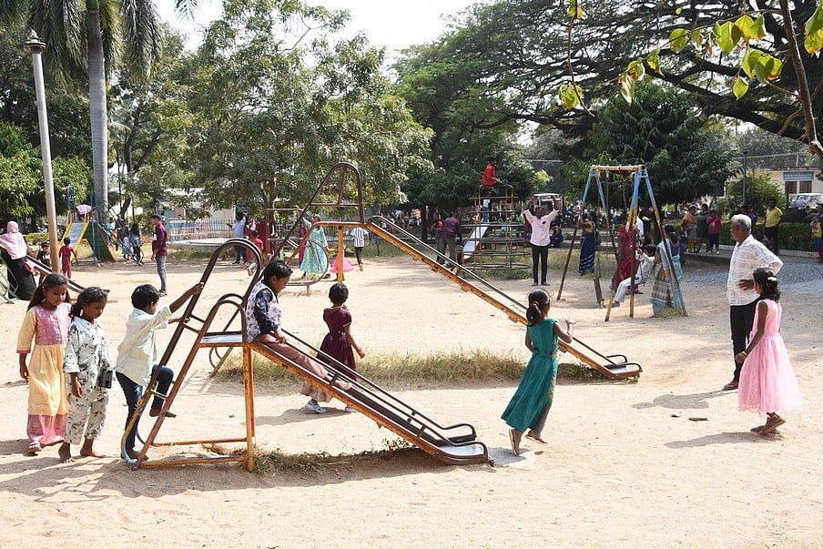 கிருஷ்ணகிரி அணை பூங்காவில்
குவிந்த சுற்றுலாப் பயணிகள்