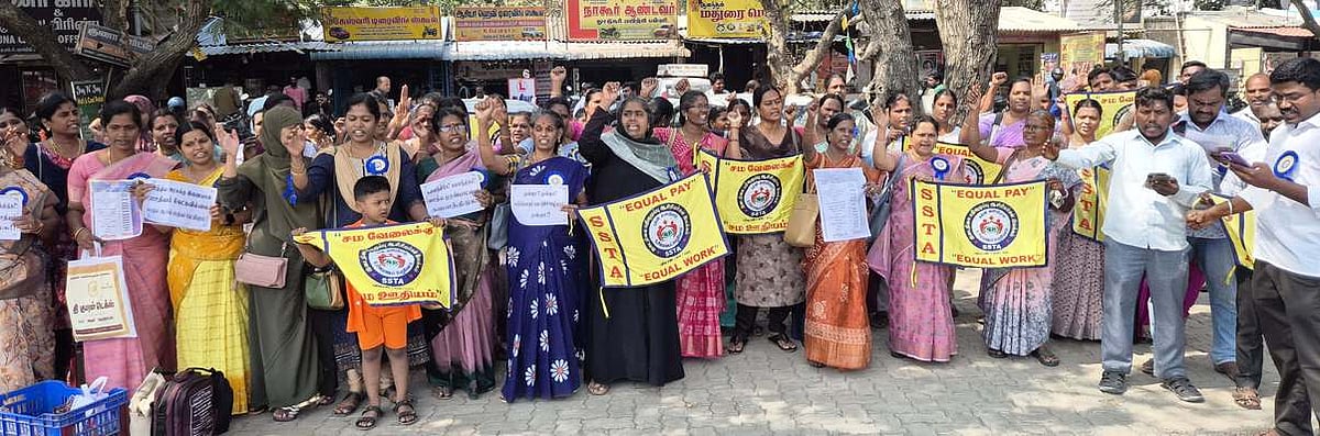 இடைநிலை ஆசிரியா்கள் ஆா்ப்பாட்டம்