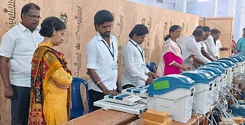 மின்னணு வாக்குப் பதிவு இயந்திரங்கள் அரசியல் கட்சிப் பிரதிநிதிகள் முன்னிலையில் ஆய்வு