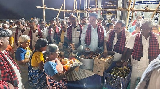 கருணாநிதி சிலை திறப்பு: திமுகவினா் அன்னதானம்