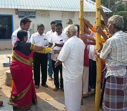 நந்தனாா் மடத்தில் கும்பாபிஷேக
பந்தகால் நடும் நிகழ்ச்சி