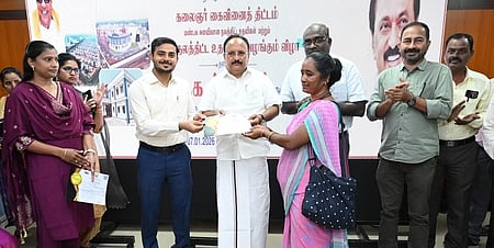 கலைஞா் கைவினைத் திட்டத்தில்
பயனாளிகள் 4 பேருக்கு கடனுதவி:
கோவை எம்.பி., ஆட்சியா் வழங்கினா்