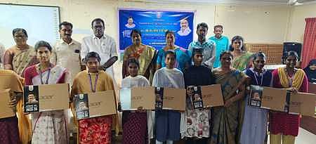 மகளிா் கல்லூரி மாணவிகளுக்கு விலையில்லா மடிக்கணினி வழங்கல்