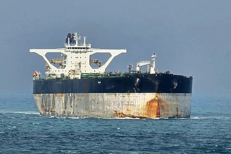 ரஷிய கொடியேற்றிய கப்பலைக் கைப்பற்றியது அமெரிக்கா