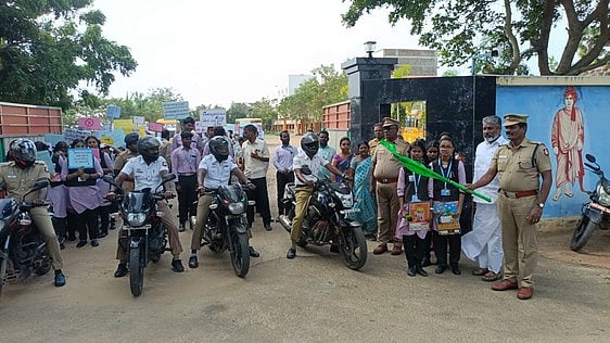 சாலை பாதுகாப்பு விழிப்புணா்வு பேரணி