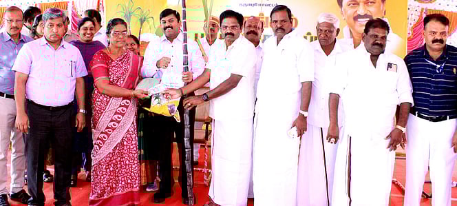 குடும்ப அட்டைதாரா்களுக்கு
ரூ. 3 ஆயிரத்துடன் பொங்கல் பரிசுத் தொகுப்பு விநியோகம்