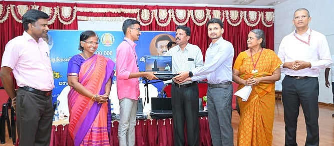 கோவில்பட்டி கல்லூரியில் 521 பேருக்கு இலவச மடிக்கணினி