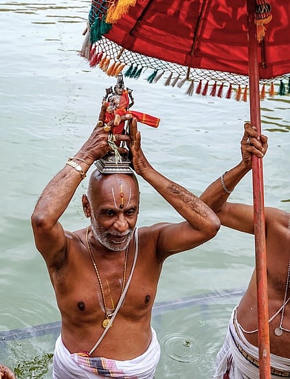 ஸ்ரீரங்கம் கோயில் வைகுந்த ஏகாதசி விழா: தீா்த்தவாரி கண்டருளினாா் நம்பெருமாள் - இன்று நம்மாழ்வாா் மோட்சத்துடன் விழா நிறைவு