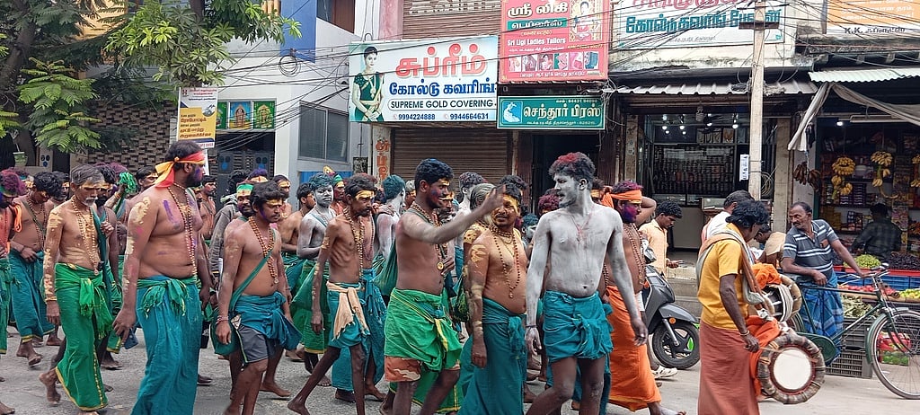 திருச்செந்தூரில் குவியும் பக்தா்கள் கூட்டம்