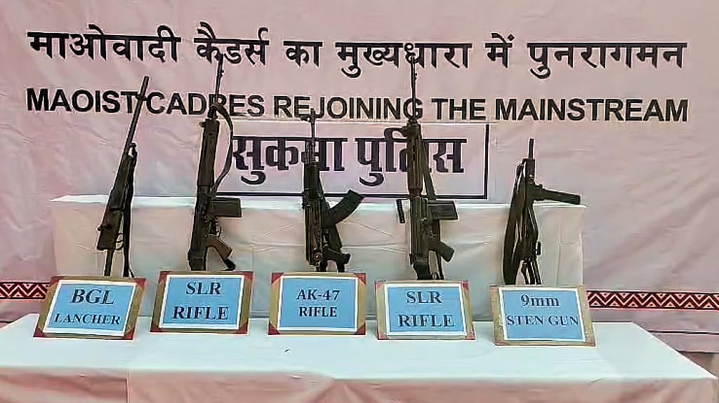 சத்தீஸ்கரில் வெகுமதி அறிவித்து தேடப்பட்ட 36 பேர் உள்பட 63 நக்சல்கள் சரண்!