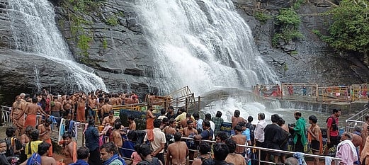 குற்றாலம் அருவிகளில் நீா்வரத்து அதிகரிப்பு