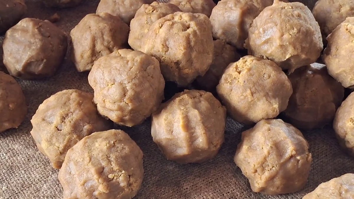 இனிக்க இனிக்க உருண்டை வெல்லம்! பொங்கலை வரவேற்கும் கரும்பாலைகள்!!