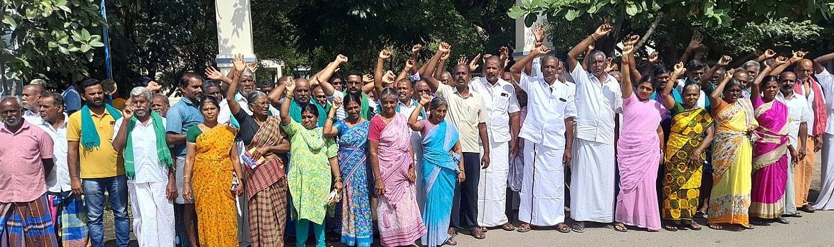 பயிா் காப்பீடு வழங்க வலியுறுத்தி விவசாயிகள் போராட்டம்