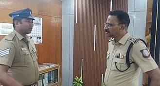 குழந்தையின் உயிரை காத்த காவலா்: எஸ்பி. பாராட்டு