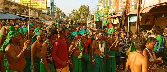 நாளை தைப்பொங்கல்: திருச்செந்தூா் கோயிலில் குவிந்த பக்தா்கள்