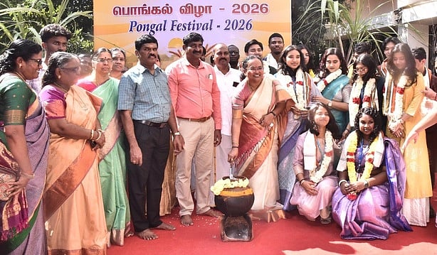 ஆட்சியா் அலுவலகத்தில் பொங்கல் விழா - வெளிநாட்டு மாணவா்கள் கெளரவிப்பு