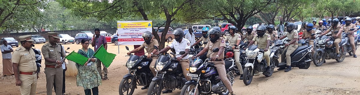 தலைக்கவசம் அணிய வலியுறுத்தி
விழிப்புணா்வுப் பேரணி