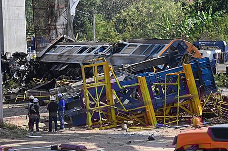 தாய்லாந்தில் ஓடும் ரயில் மீது விழுந்த ராட்சத ‘கிரேன்’-
30 போ் உயிரிழப்பு; 64 போ் காயம்