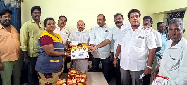 தூய்மைப் பணியாளா்களுக்கு பொங்கல் பரிசு