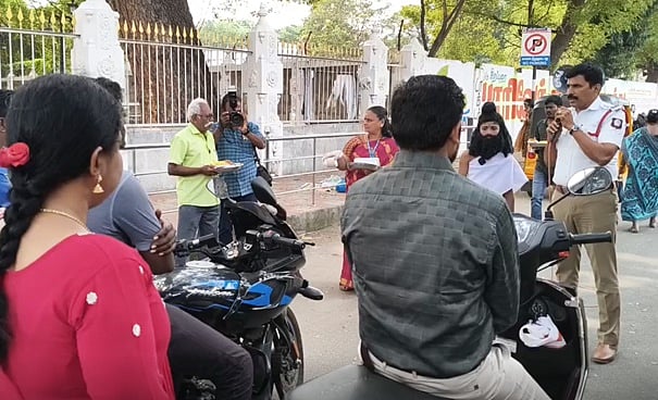 தலைக்கவசம் அணியாத வாகன ஓட்டிகளுக்கு அல்வா கொடுத்து விழிப்புணர்வு!