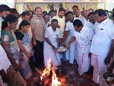 திருச்செந்தூா் எம்எல்ஏ அலுவலகத்தில் சமத்துவ பொங்கல் விழா